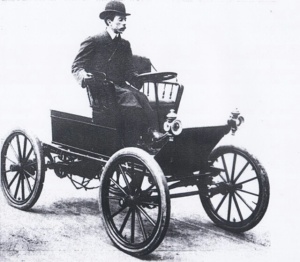 Santos-Dumont e seu Peugeot, primeiro automóvel na América Latina