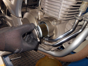 Troca dos filtros de óleo e ar da Honda Twister.