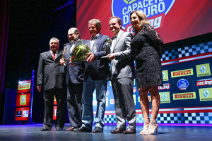 Os veteranos Paulo Gomes e Ingo Hoffmann junto com o campeão da Stock CAr Rubens Barrichello 