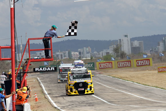 Felipe Giaffone vence primeira etapa da Fórmula Truck