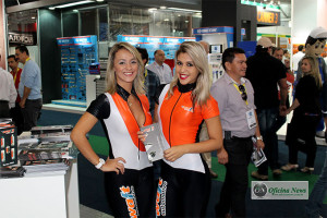 Muitas garotas pela feira 