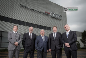 Da esquerda para a direita, Peter Will, Diretor de Manufatura da planta; Dr. Georg Richartz, Diretor de Produção Internacional da marca; Prof. Dr. Ing. Hubert Waltl e Dr. Bernd Martens, membros do board da AUDI AG para produção e compras; e Jörg Hofmann, Presidente e CEO da Audi do Brasil