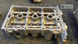 Cabeçote de alumínio com quatro válvulas por cilindro