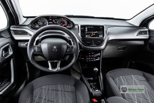 Peugeot 208 conta com cockpit tecnológico e teto panorâmico