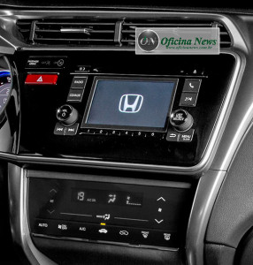 Ar condicionado é destaque nessa versão, do tipo touch 