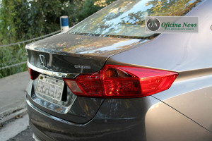 Lanternas alongadas, envolvem o carro 