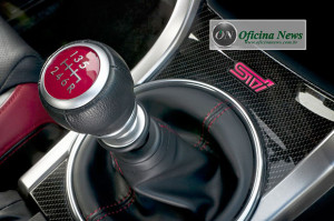 Câmbio manual de seis velocidades, bastante preciso e esportivo