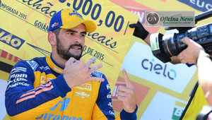 Thiago Camilo celebra a condiçnåo de "trilionário" da Stock Car (foto Stock Car)