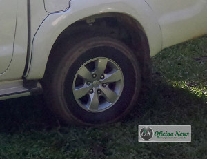 Tração é 4x2, com diferencial traseiro com deslizamento limitado