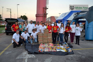 Equipe do Pit Stop Farol Alto mostra a arrecadação do evento anterior