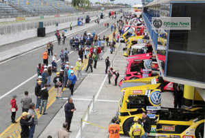Durante o final de semana de prova, os boxes contam com mecânicos e peças sobressalentes para eventualidades