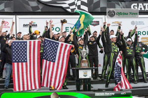 A festa no pódio e o troféu quase maior que o piloto brasileiro (Foto José Mario Dias)