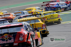Stock Car contorna obstáculos na semana de abertura da temporada 2016 (foto Duda Bairros)