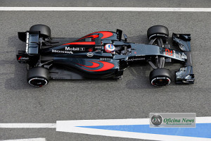 Button (22) e ALonso fizeram tempos bem parecidos com o novo McLaren (Foto McLaren)  