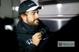 Fernando Alonso ainda sente dores no joelho direito; se correr no Bahrein usará carro e motores novos (Foto McLaren)