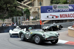 Um Aston Martin DB3S de 1954 lidera um grupo em uma das baterias do GP Histórico de Monte Carlo (Foto Credit Suisse)