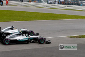 A discussão doméstica foi resolvida logo na segunda curva: Hamilton levou a melhor (Foto Mercedes)