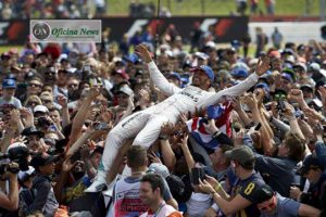 Hamilton viaja nos braços da torcida inglesa após a vitória em Silverstone (Foto Mercedes)