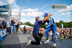 Alain Prost celebra com Sebastien Buemi a conquista dos títulos de Equipes e PIlotos na temporada 2015/2016 da F-E (Foto F-E)