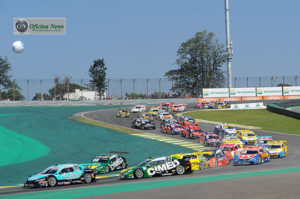 Toque entre Ricardo Maurício (90, encoberto) e Marcos Gomes (80) ajudou a definir a prova (Foto Fabio Davini)