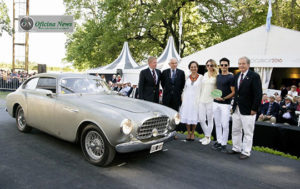 Mathias Sielecki, d, recebe prêmio. Pai ausente