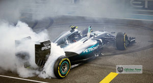 Nico Rosberg celebrou o primeiro título com o tradicional zerinho (Foto Mercedes)