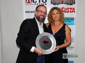 Carol Vilanova, da Revista Oficina News, premia Erick Boccia, pelo melhor sedã: Toyota Corolla