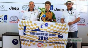 Rubens Gatti (E) e Cleyton Pinteiro entregam a Pedro Guerra prêmio ainda não pago (Foto Revista Pista Livre)