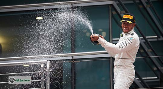 Ferrari e Mercedes, meio-cheias e meio-vazias