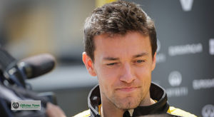 Inglês Jolyon Palmer corre o risco de ser não terminar a temporada na ativa (Renault)