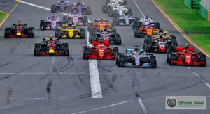 Na largada Hamilton pulou à frente e Magnussen (20) assumiu o quarto lugar (Ferrari)