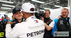 Finda a competição, um Bottas derrotado por um pneu destroçado recebe o apoio do ganhador Hamilton (Mercedes)