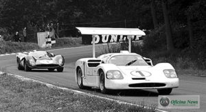 Chaparral, com financiamento da GM, e Ferrari em luta na prova BOAC 500 1968 em Brands Hatch (Pinterest)