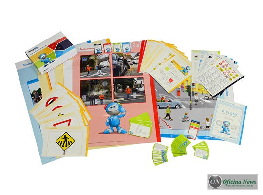 Mercedes-Benz distribui cartilhas para educação no trânsito