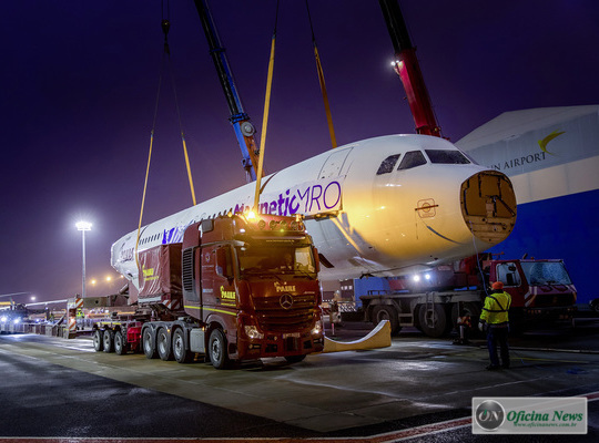 Mercedes-Benz Actros SLT faz o transporte de um Airbus A 320