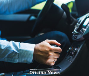 Acompanhe a troca de óleo do câmbio automático