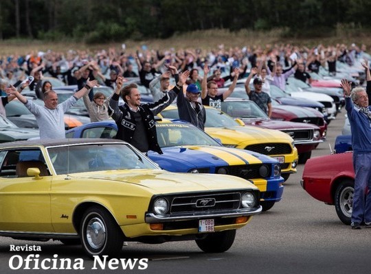 Ford registra novo recorde mundial com caravana de Mustangs