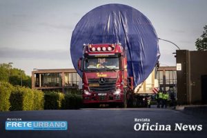 Caminhões Mercedes-Benz Actros transportam carga gigante