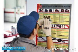 Revisão de férias antes de pegar a estrada é fundamental Segundo especialista da NGK, a revisão de férias antes de pegar a estrada é fundamental, para garantir a segurança do motorista e ocupantes do veículo, evitando imprevistos. A multinacional japonesa fabricante e especialista em velas de ignição alerta que verificar as velas ignição é tão importante quanto checar pneus, freios e níveis de fluidos para ter uma viagem tranquila. Entre no nosso podcast Acesse os vídeos do You Tube Leia a Revista Oficina News completa De acordo com Hiromori Mori, consultor de Assistência Técnica da NGK, o motorista deve sempre manter a revisão do veículo em dia e redobrar a atenção caso o carro tenha ficado sem uso por longos períodos. “Um carro parado na garagem por tempo superior a três meses – período em que pode ocorrer o envelhecimento do combustível no tanque – pode apresentar problemas em diversos sistemas, portanto é essencial fazer a manutenção completa do veículo com um mecânico de confiança antes de viajar”, afirma o especialista. Velas, cabos e bobinas De fundamental importância para o funcionamento do motor, os componentes do sistema de ignição devem ser priorizados durante a revisão, a ser realizada de acordo com o manual do veículo, a cada 10 mil quilômetros ou anualmente. “Quando desgastados, velas, cabos e bobinas podem causar sérios problemas, sobretudo na estrada, como aumento de consumo de combustível, dificuldade na partida e na retomada de velocidade, perda de desempenho e instabilidade em marcha lenta”, alerta Mori. Assim, a orientação da NGK é começar a checagem do sistema a partir da vela de ignição, única peça localizada no interior da câmara de combustão que é de fácil remoção. “Uma simples análise visual da peça permite identificar diversos problemas no estado do motor, como uso de combustível de má qualidade, infiltração de óleo ou fluido de arrefecimento na câmara de combustão ou, até mesmo, eventuais problemas no motor”, explica. Outros componentes importantes Checar as velas de ignição é tão importante para ter uma viagem tranquila quanto verificar os seguintes componentes: o Pneus: verifique se estão em condições ideais de uso, observando o TWI (Tread Wear Indicator), indicador de desgaste da banda rodagem, e se estão calibrados com a pressão indicada pelo fabricante. Dica: fazer o alinhamento e balanceamento das rodas do veículo na frequência correta ajuda a evitar desgastes excessivos e a estender a vida útil dos pneus. Verifique também a validade dos pneus, por meio do código DOT, que determina a data de fabricação. o Sistema de freios: cheque o fluido de freio, responsável pela eficiência de frenagem, que absorve água do meio ambiente e deve ser substituído conforme orientação da montadora, a situação dos flexíveis (mangueiras), que não podem estar ressecados ou ter vazamentos, e o estado de desgaste das pastilhas, lonas, discos e tambores de freio. o Sistema de arrefecimento: substitua, no período indicado, o líquido de arrefecimento, que é essencial para a refrigeração do motor; este fluído é composto de um aditivo que previne a oxidação do sistema e melhora características, como ponto de ebulição do fluido, além de água desmineralizada. Evite completar com água de torneira. Verifique o nível de fluido no radiador e reservatório de expansão; e observe a temperatura do motor no painel. o Nível de óleo: confira o nível de óleo do motor, que é responsável pela lubrificação do motor, e os filtros de ar, óleo e combustível. Se o período de troca estiver próximo, o ideal é fazer a substituição antes de viajar. o Sistema elétrico: verifique o estado da bateria, confira se os faróis, piscas e luzes de ré e seta, que são essenciais para uma direção segura, estão funcionando corretamente e substitua as lâmpadas que estiverem queimadas. Assim, evitam-se acidentes e transtornos com as autoridades de trânsito por serem itens obrigatórios. Prefira a revisão preventiva Além de causar riscos para o motorista e os passageiros a bordo, problemas repentinos no veículo trazem gastos inesperados e, muitas vezes, evitáveis. Com a revisão completa e periódica, é possível se programar melhor para manter a saúde do seu carro em dia. “O ideal é que a manutenção seja sempre preventiva. A necessidade de manutenção corretiva, quando já existe um problema, pode significar que o veículo foi negligenciado e, muitas vezes, representa um gasto maior para o reparo”, diz o especialista.