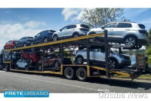 Volkswagen empresta veículos ao SENAI para aprimorar qualificação  Em regime de Comodato, Volkswagen empresta veículos ao SENAI para aprimorar qualificação técnica e profissional. Ao longo do 1º semestre de 2022 40 carros serão emprestados para as escolas do Serviço Nacional de Aprendizagem Industrial (SENAI) de todo o Brasil, pelo período de 2 anos. As primeiras 22 unidades, incluindo o Golf GTE Híbrido Plug-in, já começam a ser entregues.  Segundo a marca, o objetivo do Programa de Comodato é contribuir para a excelência dos cursos de qualificação profissional oferecidos aos alunos da instituição, que terão contato com o que existe de mais inovador em tecnologia e segurança na indústria automotiva. Os veículos serão utilizados em aulas práticas de cursos como mecânica e eletricidade automotiva, por exemplo. Entre no nosso podcast  Acesse os vídeos do You Tube Leia a Revista Oficina News completa  O primeiro lote inclui modelos do Up!, Polo, Virtus, Nivus e T-Cross, além de unidades do Golf GTE híbrido plug-in que possibilitará aos estudantes conhecer mais sobre sistemas de eletrificação.  Os carros estão sendo encaminhados para escolas nos estados de Minas Gerais, Pernambuco, Rio Grande do Norte, Rio Grande do Sul, Santa Catarina e São Paulo, além do Distrito Federal. A ação é coordenada pelas áreas de Sustentabilidade (Responsabilidade Social) e Academia de Vendas e Pós-Vendas da Volkswagen do Brasil. “Há décadas, a parceria entre a VW e o SENAI vem contribuindo para a formação profissional de milhares de brasileiros. Com esses novos empréstimos, esperamos ampliar ainda mais a qualidade dos cursos oferecidos, atualizando os modelos de veículos disponíveis e levando aos alunos do SENAI e futuros mecânicos todo o conhecimento de ponta embarcado nos carros da Volkswagen”, afirma Ricardo Bianchi, Gerente de Desenvolvimento da Rede de Concessionários, responsável pela Academia Volkswagen. As escolas beneficiadas são definidas em conjunto pela Academia VW e o SENAI, atualmente responsável por sediar os Centros de Treinamento da Volkswagen em diversos estados. Além dos carros, a montadora apoia a formação dos educadores, disponibilizando técnicos para capacitar os professores do SENAI nas tecnologias dos veículos Volkswagen - as primeiras turmas devem formar mais de 30 educadores.  Os carros que fazem parte do Programa de Comodato foram previamente usados em testes internos, não podem ser comercializados e tinham como destino a sucata. Assim, essa iniciativa amplia seu ciclo de vida, dando nova finalidade aos modelos.