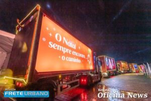 Caminhões Mercedes-Benz puxam Caravanas Iluminadas de Natal