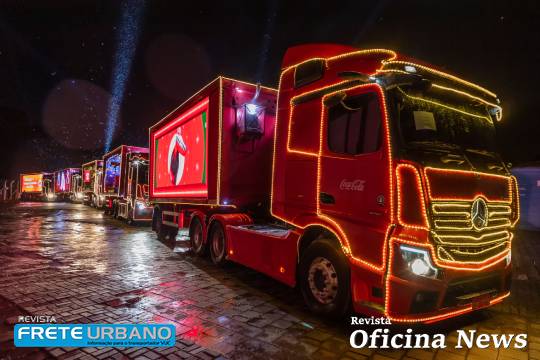 Caminhões Mercedes-Benz puxam Caravanas Iluminadas de Natal