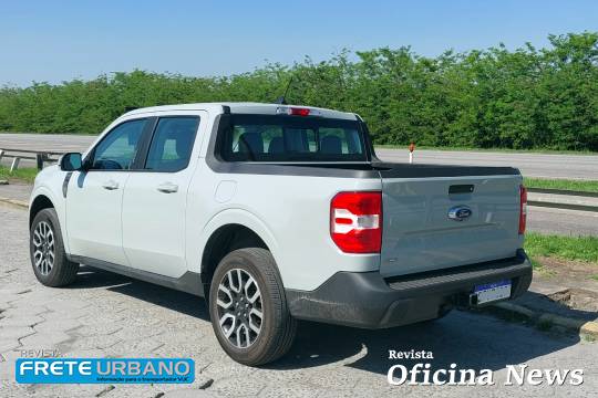 A caçamba, com capacidade de 943 litros e 659 kg, é totalmente funcional. Com 1.344 mm de comprimento e largura padrão para acomodar um pallet (1.353 mm), oferece flexibilidade para diversos tipos de carga. Ela é revestida com material resistente e possui compartimentos inteligentes nas laterais, oito pontos de fixação e encaixes para divisores. A tampa pode ser aberta em posição intermediária para transportar objetos maiores e a preparação de engate permite rebocar até 400 kg.